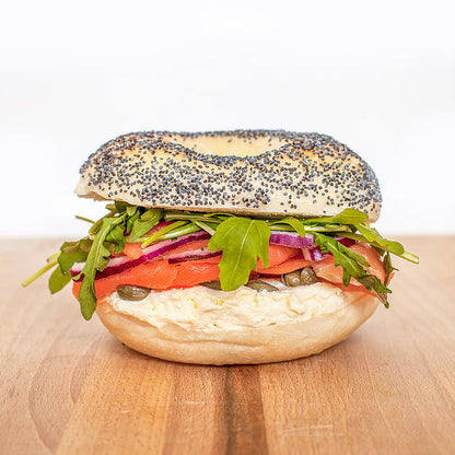 罌粟籽貝果搭配煙燻三文魚_經典紐約風三明治_鹹點提案
