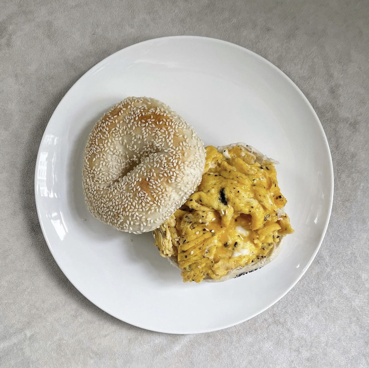 白芝麻貝果搭配炒蛋_經典鹹香早餐提案_芝麻脆口
