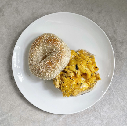 白芝麻貝果搭配炒蛋_經典鹹香早餐提案_芝麻脆口