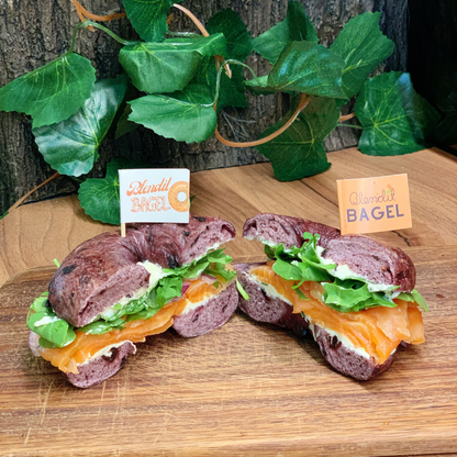 藍莓貝果搭配煙燻三文魚的健康早餐建議