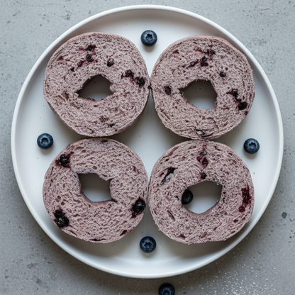 野生藍莓貝果切面細節，顯示紮實高蛋白麵包體與藍莓果乾