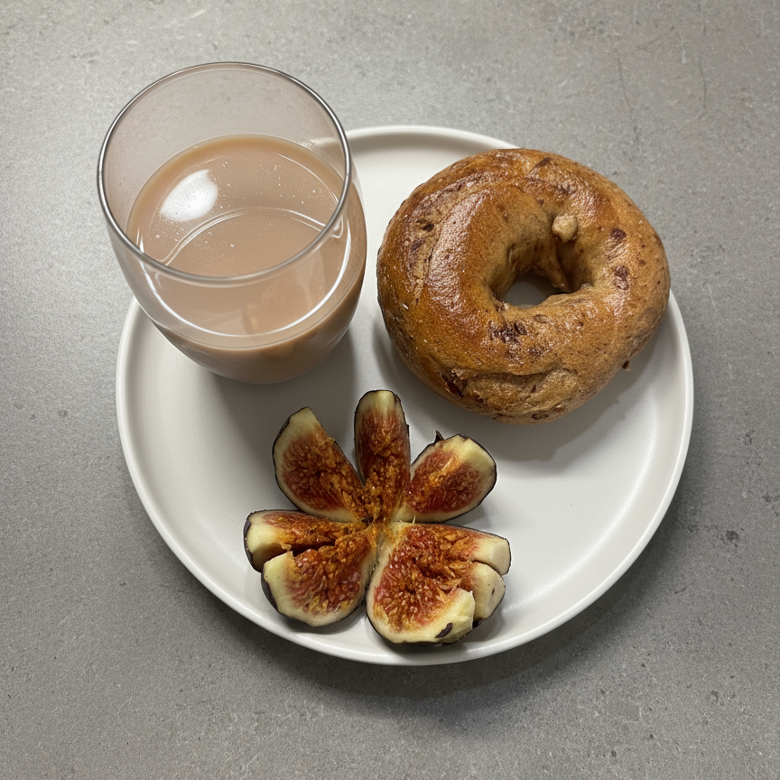 肉桂提子貝果搭配咖啡或茶的溫暖早餐或下午茶情境