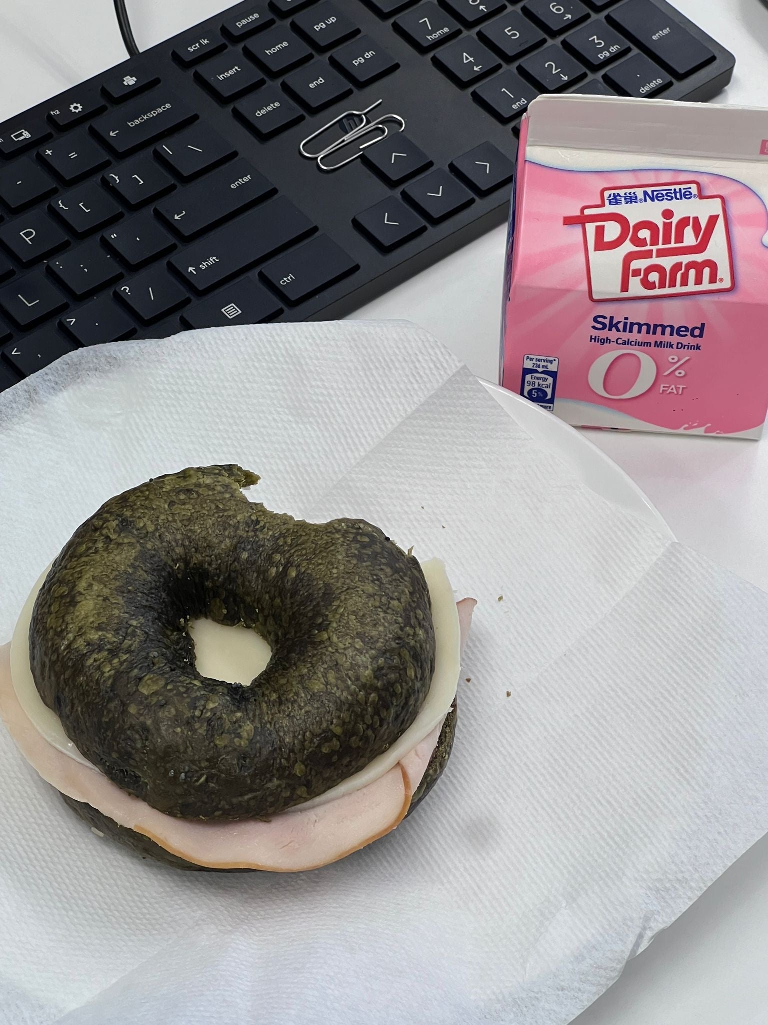 抹茶貝果搭配火腿的清爽健康早餐