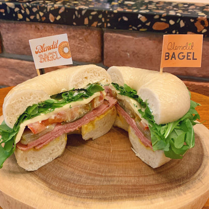 原味貝果搭配煙燻牛肉，萬用百搭的健康早餐