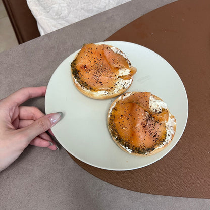 原味貝果搭配煙三文魚，萬用百搭的健康早餐