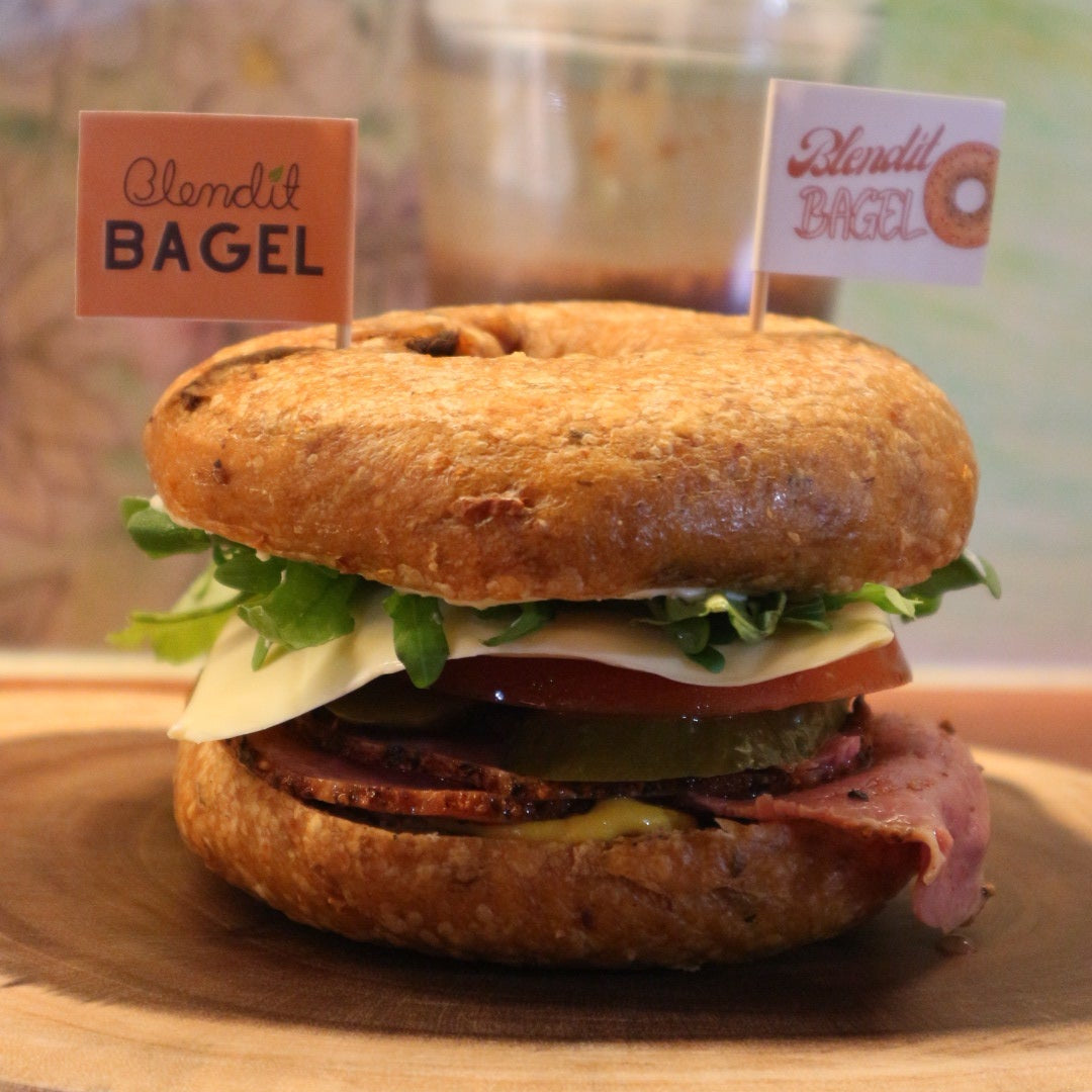 番茄貝果製作的煙燻牛肉三明治，地中海健康午餐