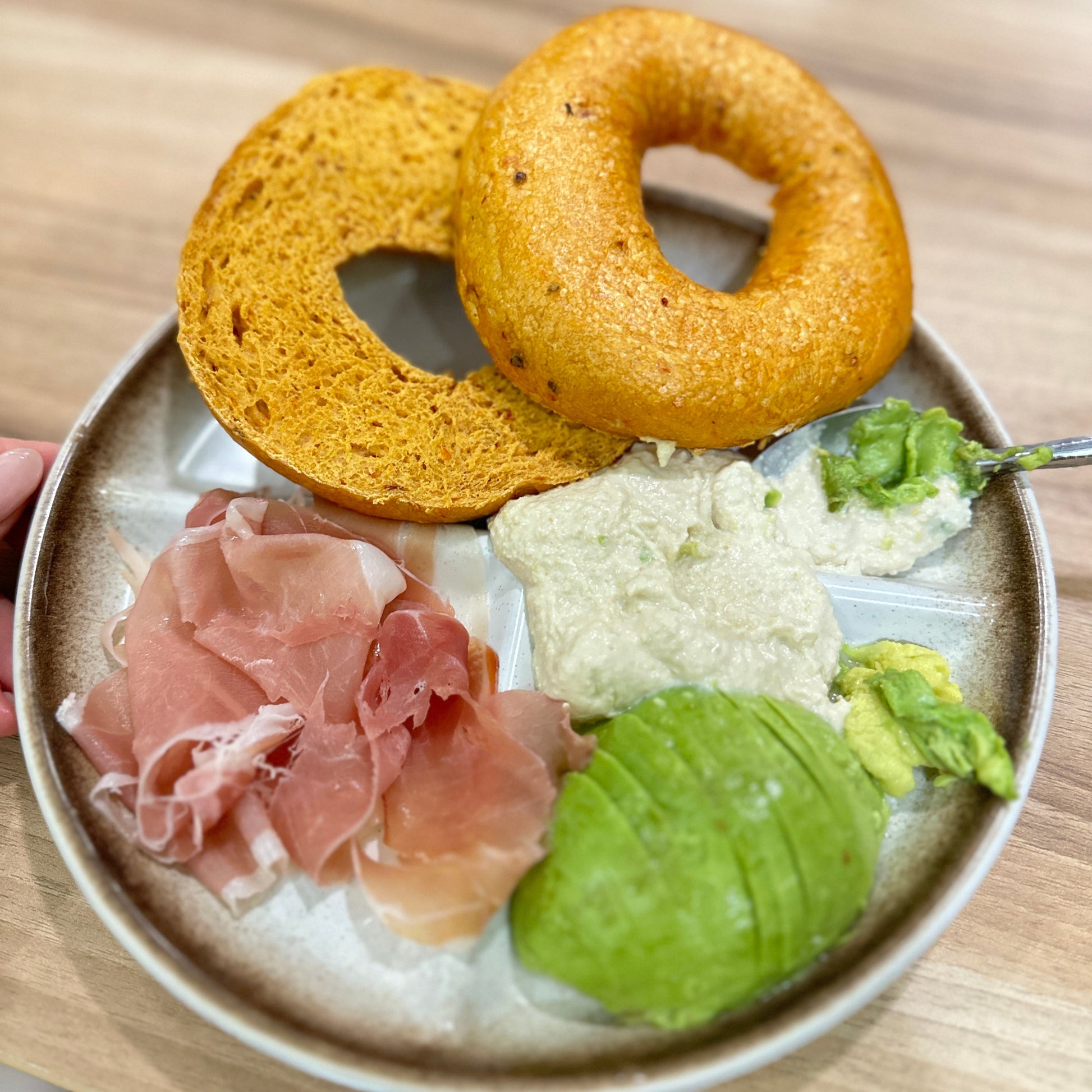 番茄貝果製作的火腿牛油果三明治，地中海健康午餐