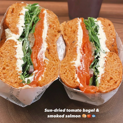 番茄貝果製作的煙燻三文魚三明治，地中海健康午餐