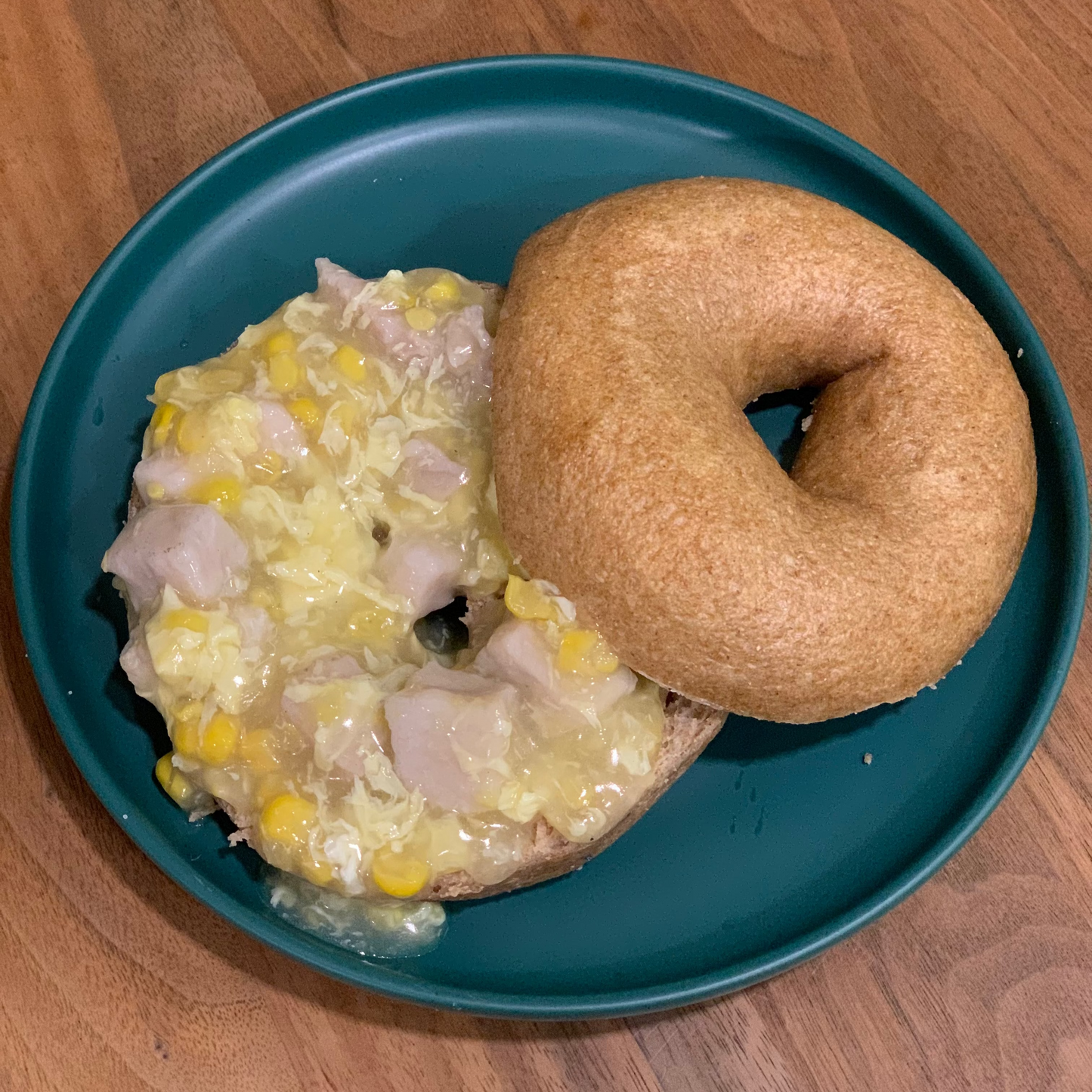 全麥貝果搭配雞胸肉，適合健身飲食的高蛋白輕食