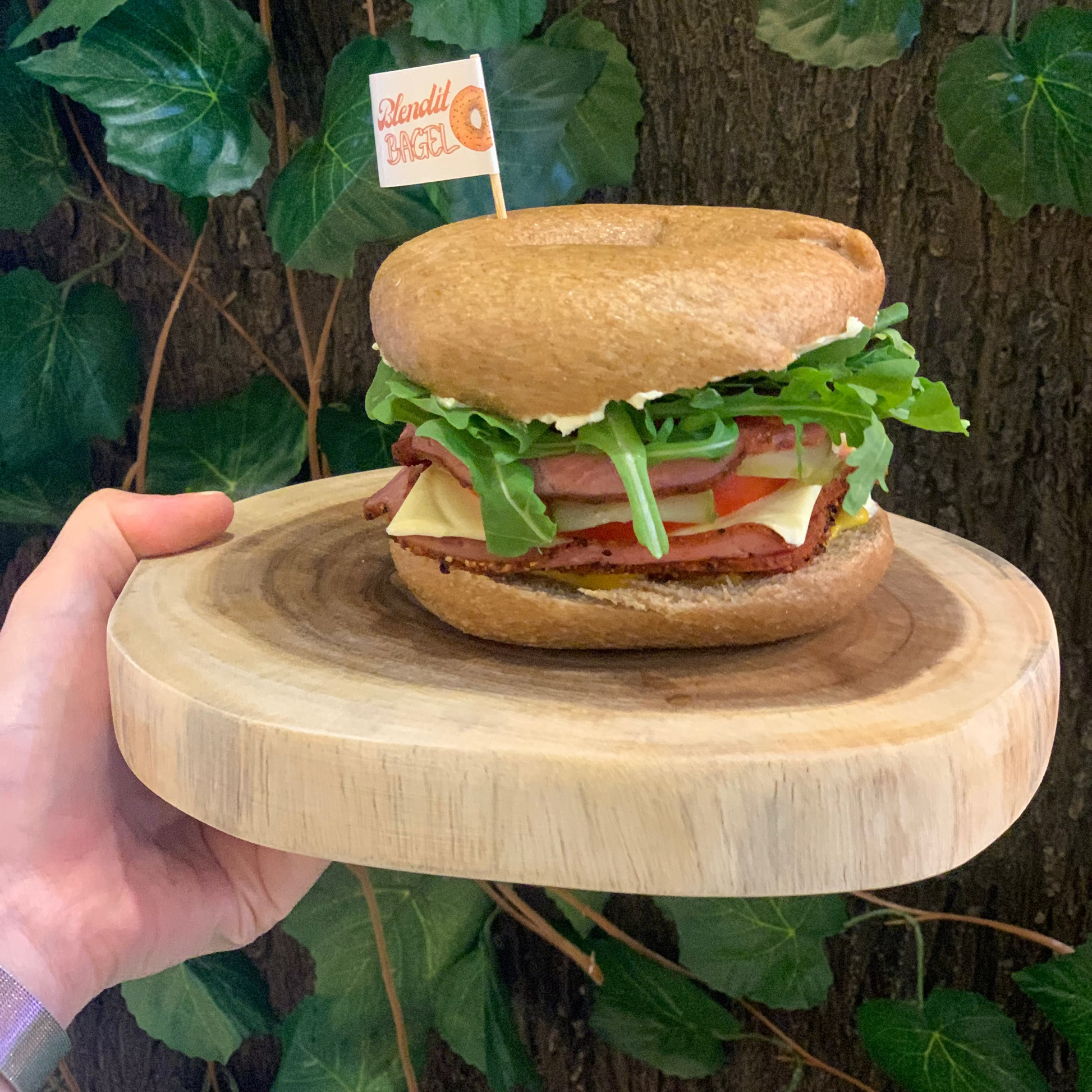 全麥貝果搭配煙燻牛肉，適合健身飲食的高蛋白輕食